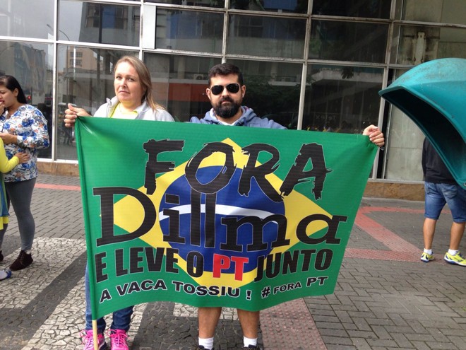 Muitos também clamam pela saída da presidente Dilma Rousseff do poder | Camila BragaGazeta do Povo