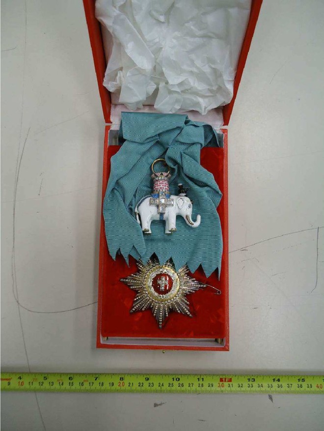 Escultura com motivo de elefante, com detalhes em ouro e gemas. |