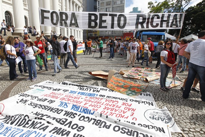 Protesto da APP Sindicato na praça Santos Andrade contra o governador Beto Richa e os descasos contra o governo da presidente Dilma, em Curitiba 17/03/2016. - Foto: Antônio More | Antônio More/Gazeta do Povo