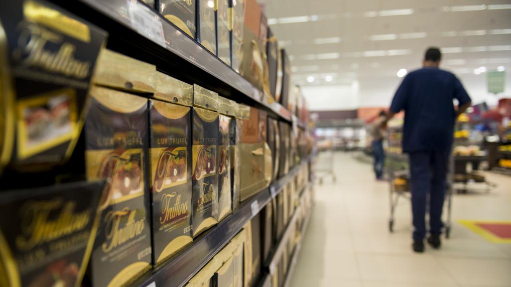 Queda na renda leva consumidor a abandonar produtos supérfluos. | Henry Milleo/Gazeta do Povo