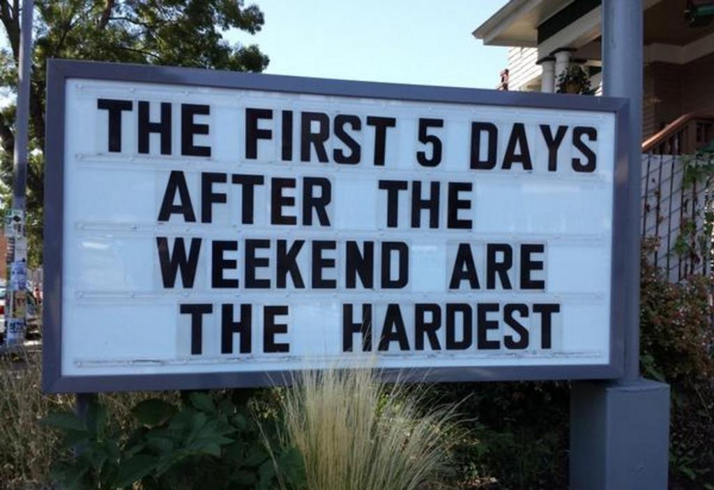 “Os primeiros cinco dias da semana são os mais difíceis”, mensagem em placa chama atenção de quem passa pelo posto de gasolina em Seattle, EUA. | Reprodução/ Twitter/@WallingfordSign