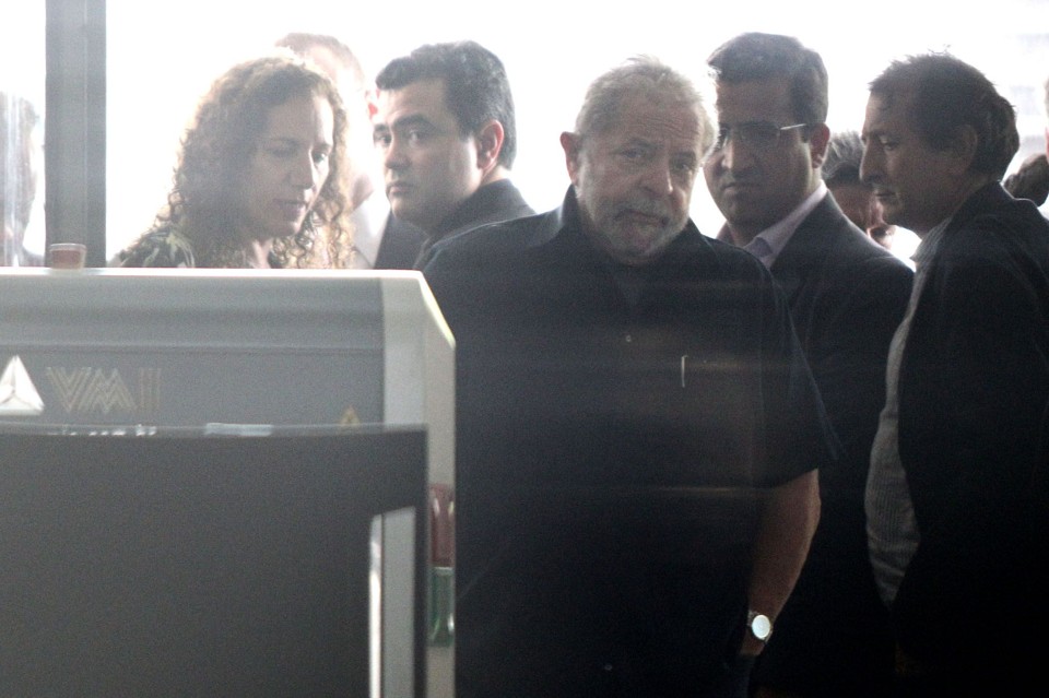 Lula após sair do depoimento à PF: ele diz que não pedia dinheiro, mas admite que diretores do instituto faziam isso. | MÁRCIO FERNANDES/ESTADÃO CONTEÚDO