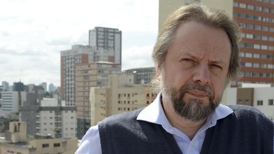 “Lembro sempre a cordialidade com que muitas vezes leitores atentos corrigiam meus erros factuais”, diz Tezza. | Henry Milleo/Gazeta do Povo
