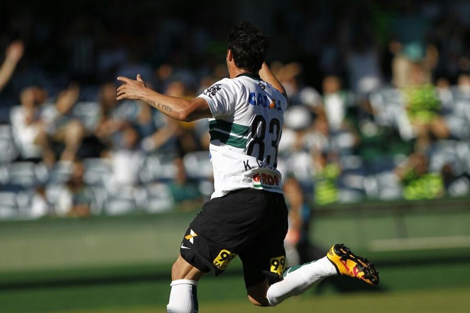 Kléber Gladiador fechou o placar no Couto Pereira: 3 a 1 sobre o Maringá | Jonathan Campos/Gazeta do Povo