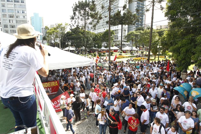 Protesto da APP Sindicato na praça Santos Andrade contra o governador Beto Richa e os descasos contra o governo da presidente Dilma, em Curitiba 17/03/2016. - Foto: Antônio More | Antônio More/Gazeta do Povo