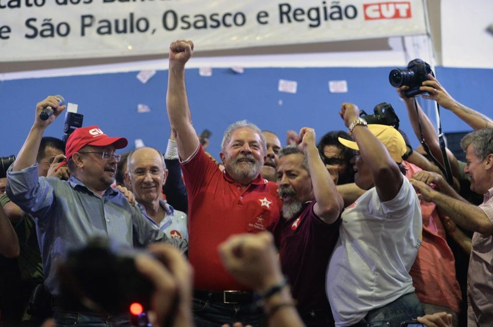 Lula contou com o apoio de militantes na sede do PT em São Paulo. | Nelson Almeida/AFP