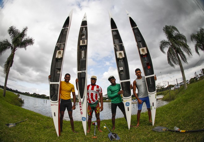 Joaquim Lobo, Altamiro Ceita, Buly Triste Afonso e Mussá Chamaune, canoístas africanos que treinam com a seleção brasileira em Curitiba. | Daniel Castellano/Gazeta