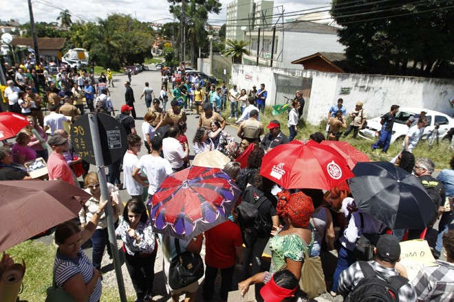 Manifestantes contra e a favor do ex-presidente Lula protestam na frente da sede da Polícia Federal em Curitiba. | Antonio More/Gazeta do Povo