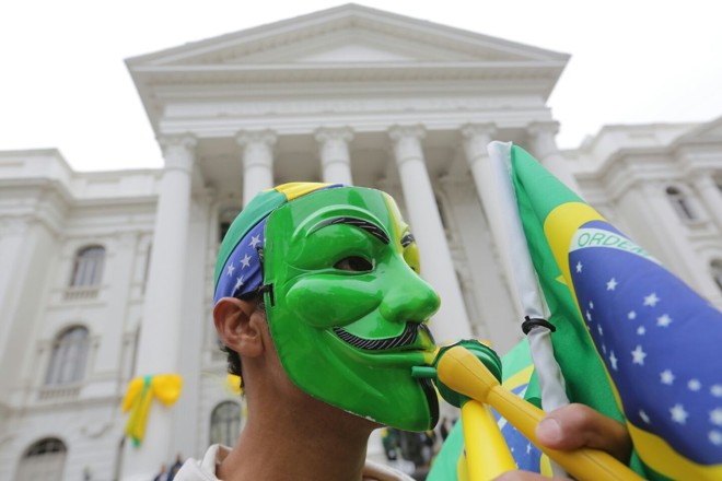 Manifestante aguarda início do protesto na Praça Santos Andrade | Giuliano Gomes/Gazeta do Povo