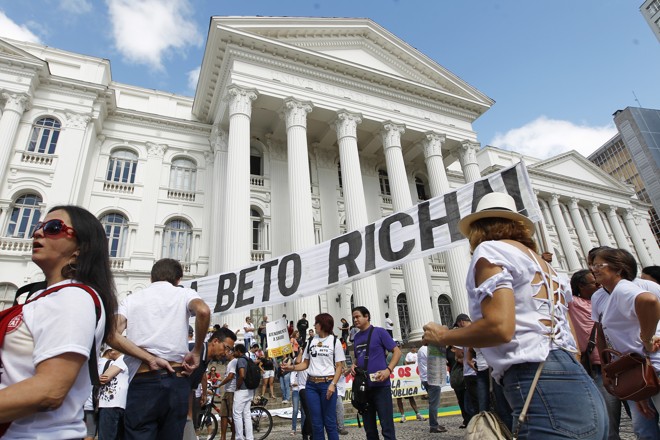 Protesto da APP Sindicato na praça Santos Andrade contra o governador Beto Richa e os descasos contra o governo da presidente Dilma, em Curitiba 17/03/2016. - Foto: Antônio More | Antônio More/Gazeta do Povo