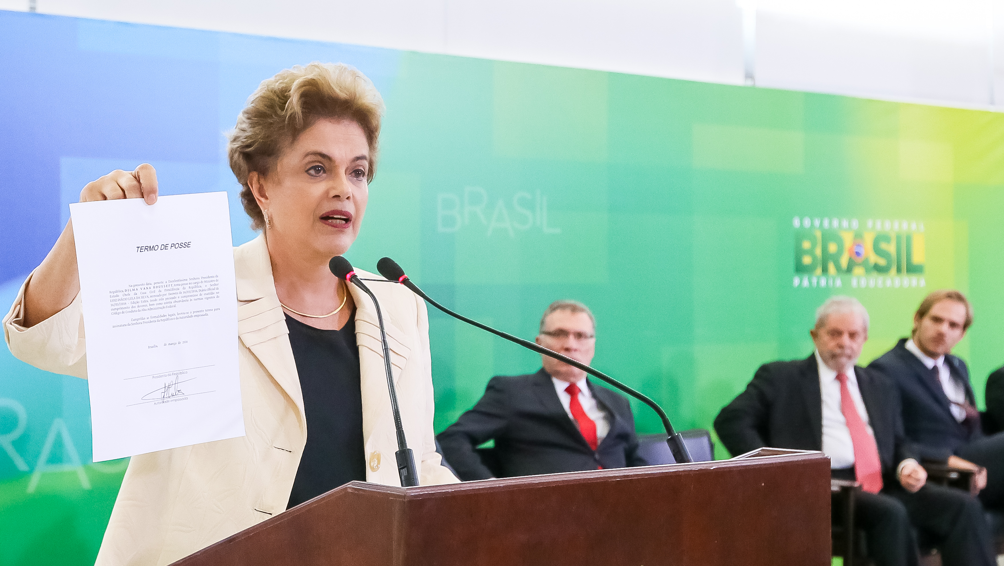 Dilma exibe o termo de posse de Lula na solenidade. Logo depois, ato foi suspenso | Roberto Stuckert Filho/Gazeta