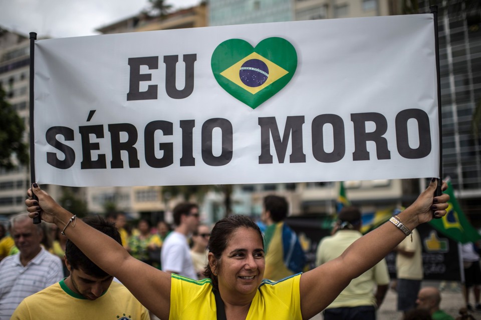 Manifestante exibe faixa em que demonstra a admiração pelo trabalho de Sergio Moro, | CHRISTOPHE SIMON/AFP
