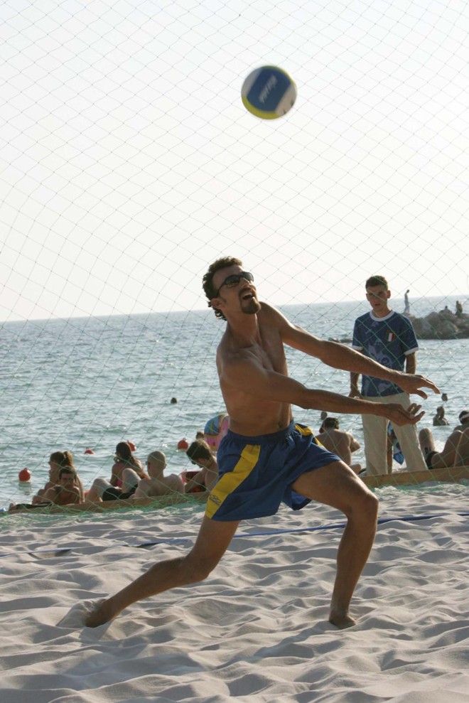 Emanuel treina na praia na Olimpíada Atenas-2004 | ARNALDO ALVES/Gazeta do Povo