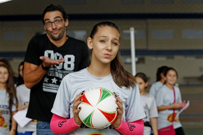 O ex-jogador de vôlei Giba no treino de vôlei da filha Nicoll no Colégio Marista Paranaense. | Antônio More/Gazeta do Povo