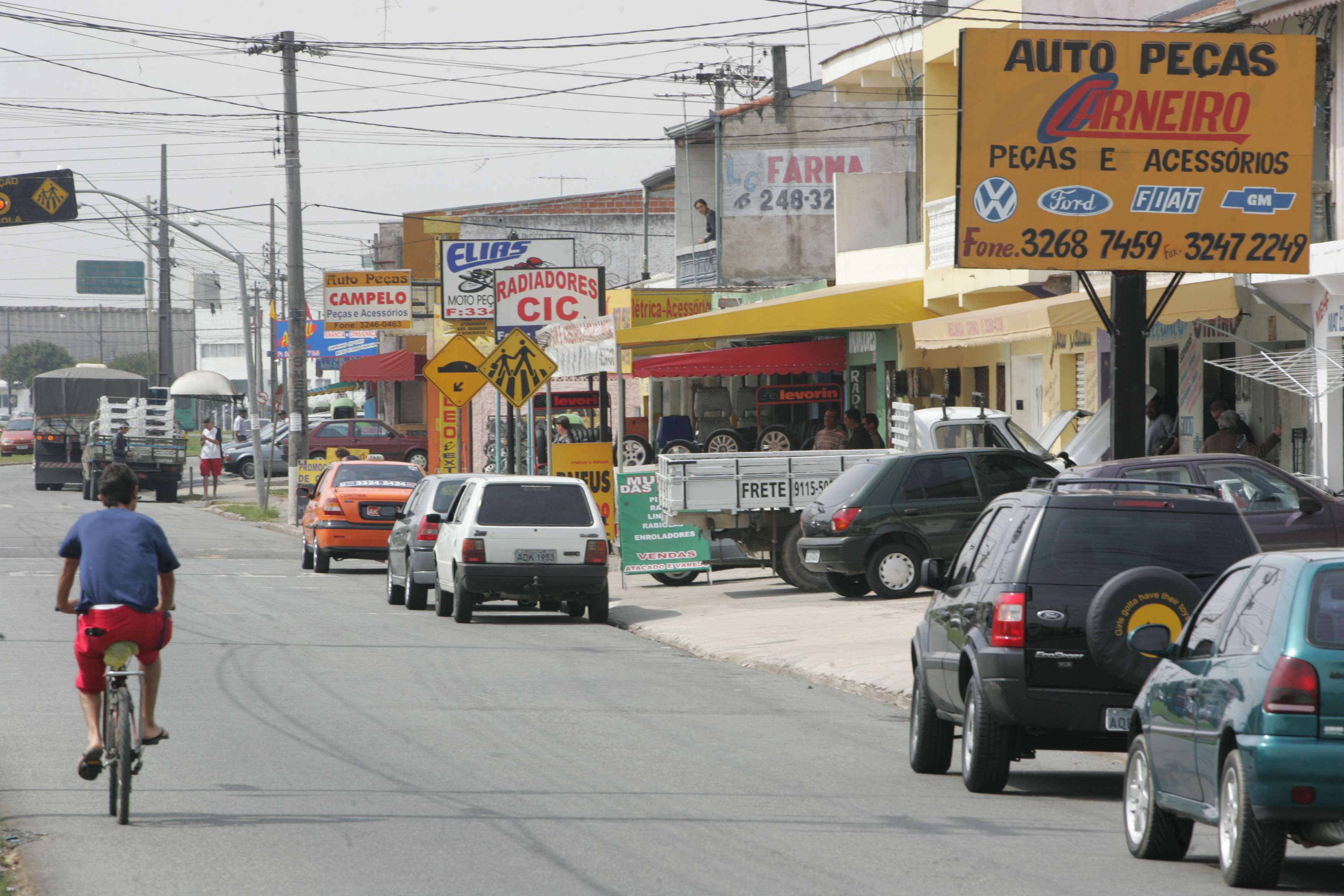 Rua de comércio na CIC, em Curitiba: pequenas empresas sofrem mais com a alta da Selic | Jairo Resende
