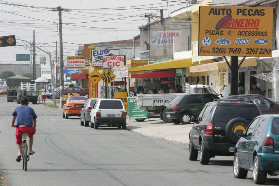 Rua de comércio na CIC, em Curitiba: pequenas empresas sofrem mais com a alta da Selic | Jairo Resende