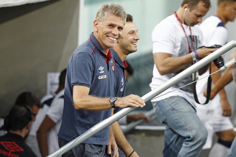 Mesmo evitando valorizar demais a goleada sobre o PSTC, o técnico Paulo Autuori saiu satisfeito da Arena: 4 a 0. | Antônio More/Gazeta do Povo