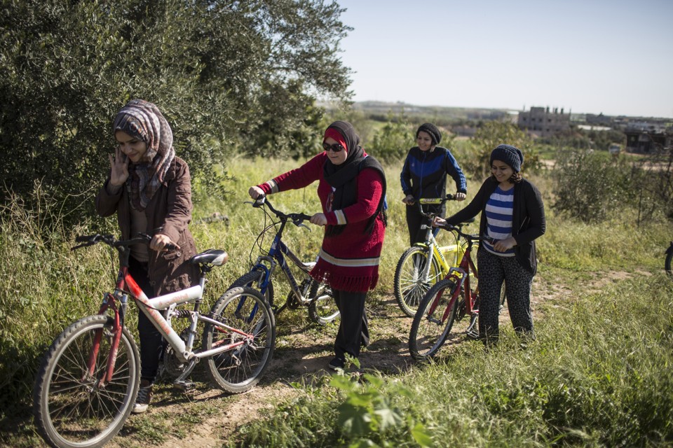 Amna Suleiman (segunda à esquerda) e outras mulheres em passeio de bicicleta em Beit Hanun, na Faixa de Gaza: as mulheres são as primeiras em anos a pedalar publicamente em Gaza, onde o Hamas restringiu a prática esportiva feminina | WISSAM NASSAR/NYT
