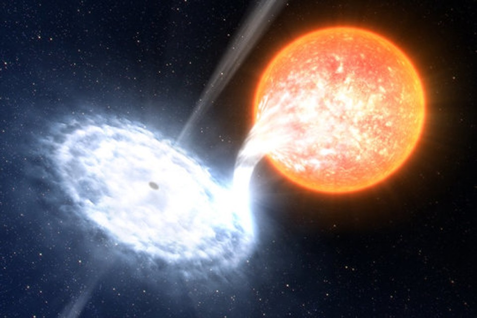A imagem mostra o trabalho de um artista de um buraco negro, semelhante ao V404 Cyg, devorando material de uma estrela em órbita. | ESO/L. Calçada