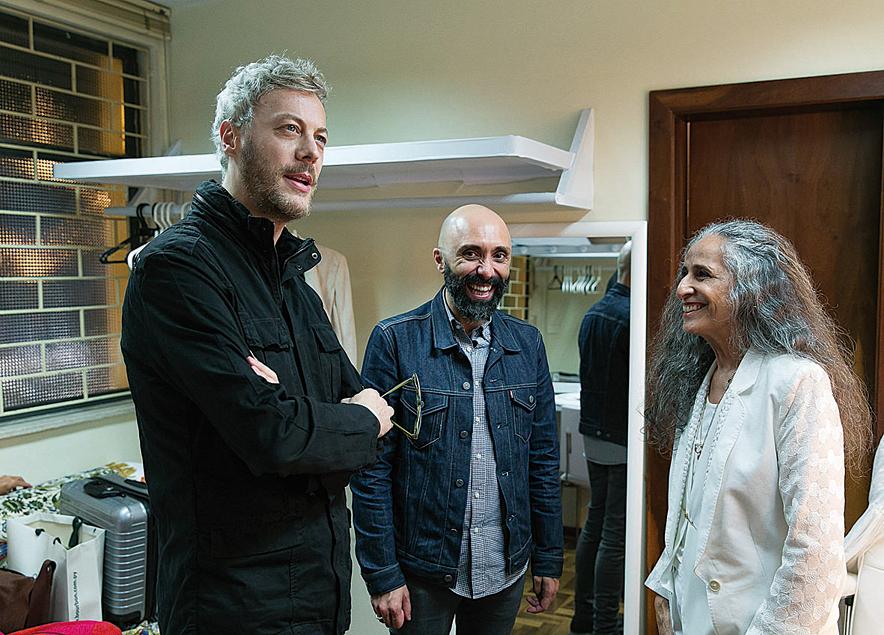 O ator Guilherme Weber e o diretor Márcio Abreu, novos curadores do Festival de Curitiba, conversam com Maria Bethânia no camarim do Guairão, após a apresentação dela na abertura do evento, na última terça-feira. | Diego Pisante