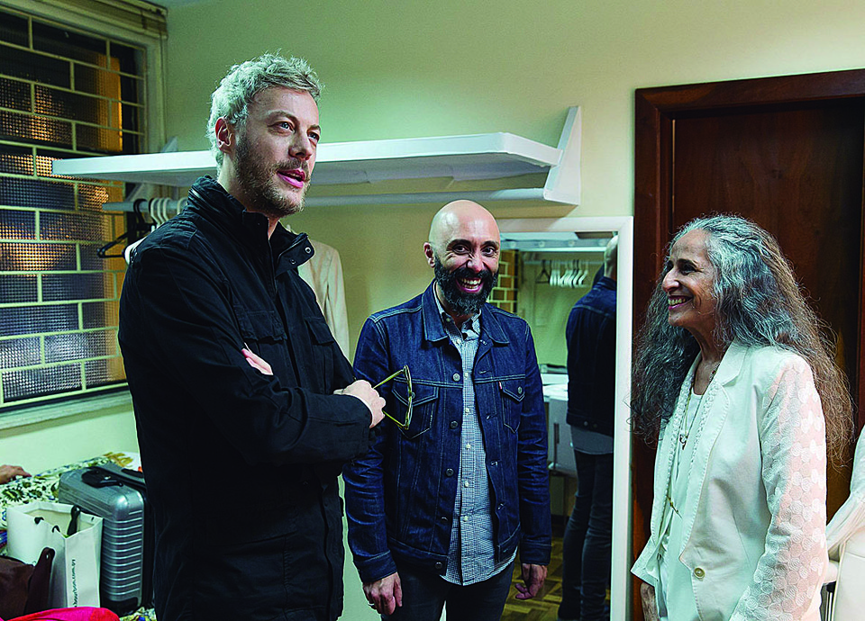 O ator Guilherme Weber e o diretor Márcio Abreu, novos curadores do Festival de Curitiba, conversam com Maria Bethânia no camarim do Guairão, após a apresentação dela na abertura do evento, na última terça-feira. | Diego Pisante