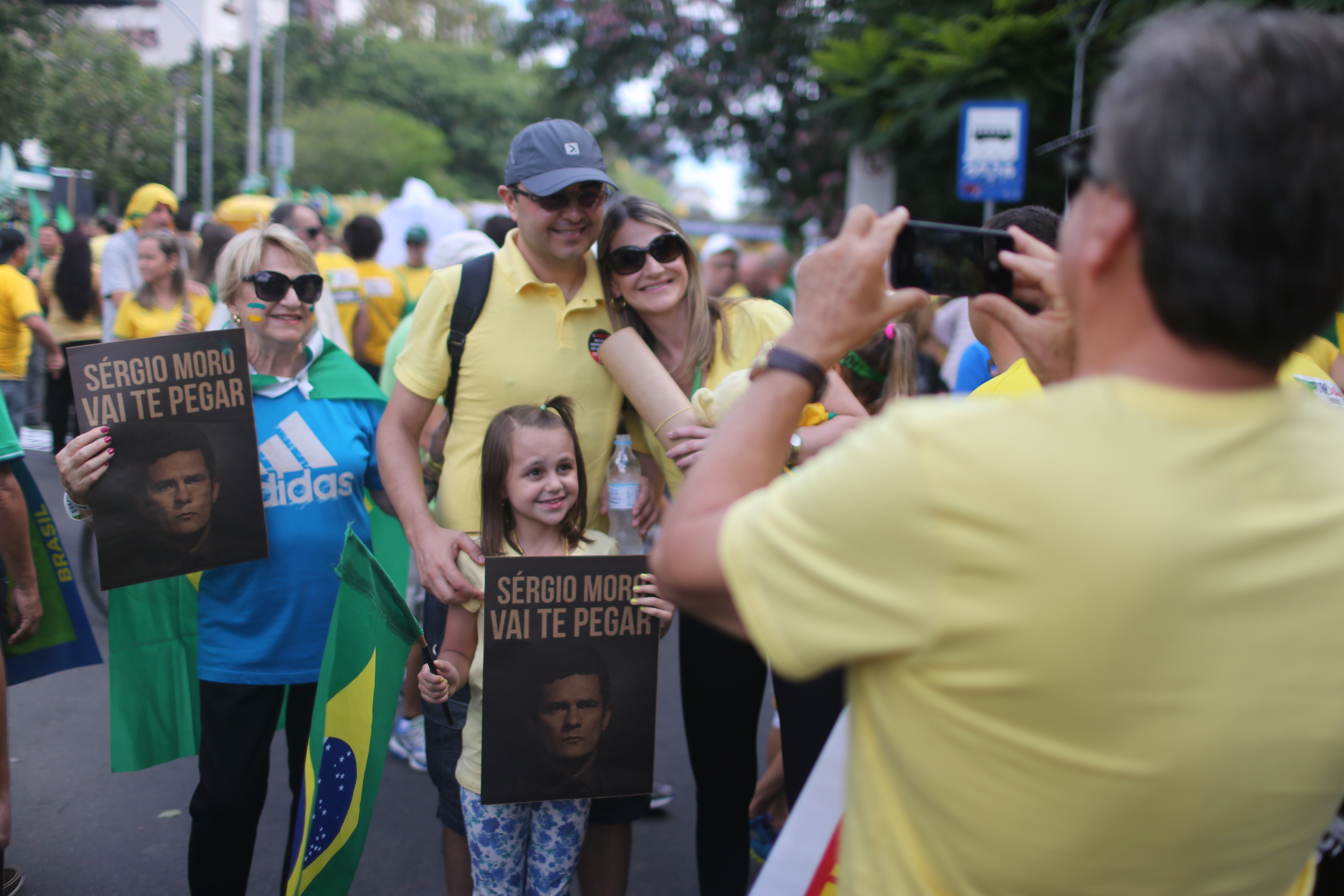 Em Porto Alegre, família presta apoio ao Sergio Moro: cena repetida por todo o país. | Jefferson Bernardes/AFP