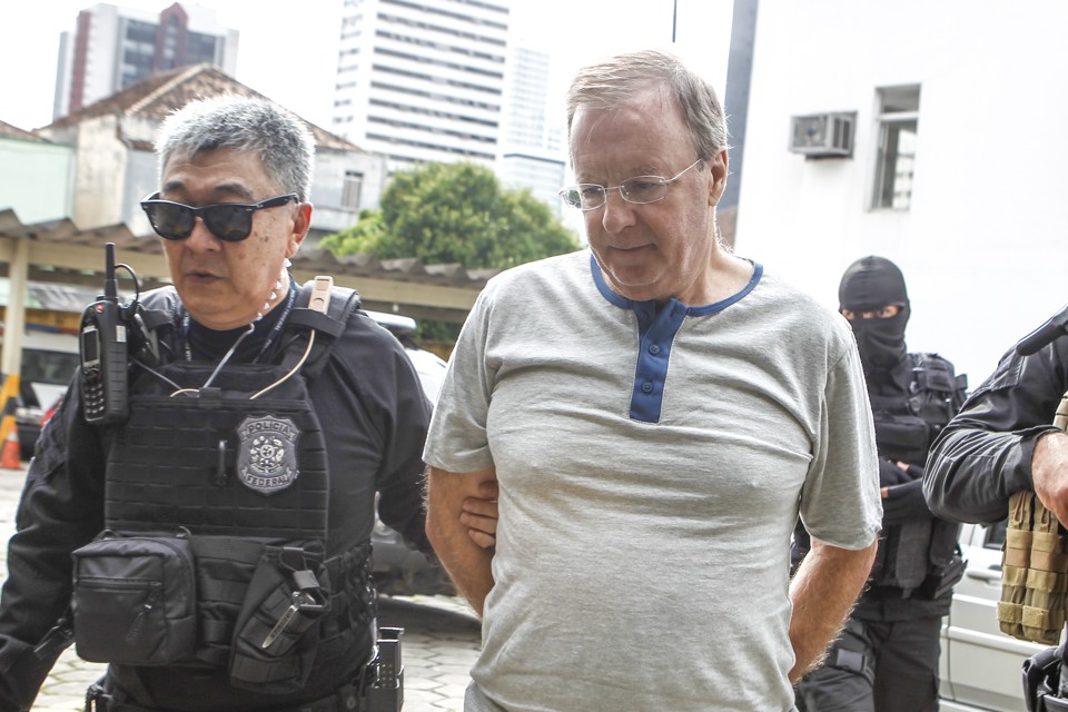 Newton Ishii (esq.) conduz preso da Lava Jato: “Japonês da Federal” | Antônio More/Gazeta do Povo