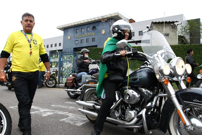 Motociclistas fizeram um breve ato em frente à sede da Polícia Federal em Curitiba. Manhã foi tranquila no local que é palco principal da Lava Jato. | Paulo Lisboa/Brazil Photo Press/Folhapress
