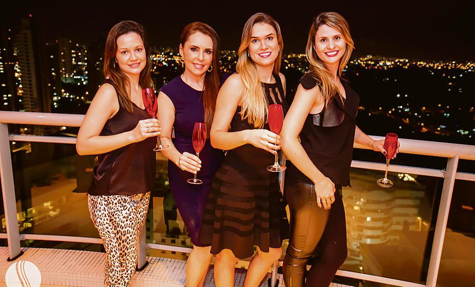 A médica Adriana Schmidt (de roxo) recebeu no fim de semana suas colegas Isabella Maria Piovezan de Jesus (de estampa de onça), Izabel Furlin Coelho e Juliana Carvalho Correa, de São Paulo, para o 12º Meeting Doctor, encontro anual promovido por ela em Curitiba. O evento reuniu médicos de oito estados. | Marcelo Cozzo