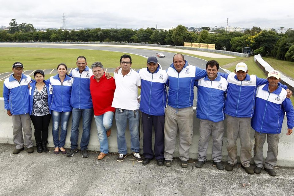 Família Autódromo reunida: trabalho para eles no local só até julho. | Antônio More/Gazeta do Povo