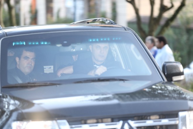 Caminhonete transporta , no banco de trás, o ex-presidente da República Luiz Inácio Lula da Silva . O carro saiu de sua casa em São Bernardo do Campo na manhã desta sexta-feira (4). Foto: | Zanone Fraissat/Folhapress