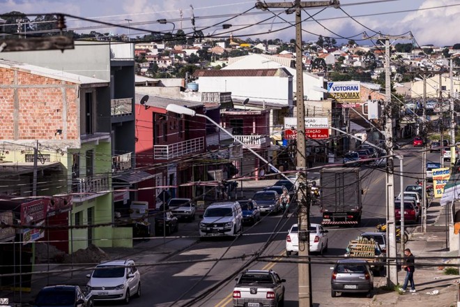 Rua Marte, na Vila Xapinhal está entre as áreas contempladas pelo decreto municipal para a regularização simplificada. Com o aval do Ippuc, talvez até a falta de recuo frontal das edificações possa perdoada na via. | Brunno Covello/Arquivo/Gazeta do Povo