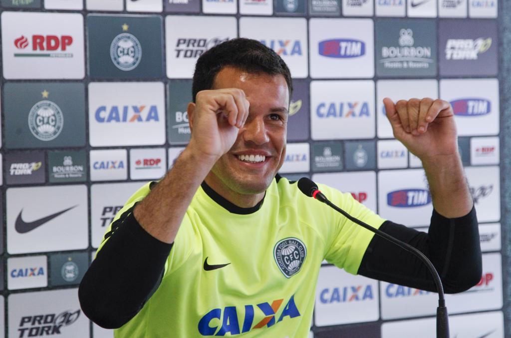 O Coritiba, do goleiro Wilson, comemorou muito o triunfo no Atletiba, mas o discurso no clube é de foco total no próximo jogo. | Daniel Castellano/Gazeta do Povo