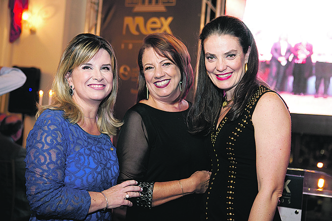 A presidente Regina Arns, Sonia Kunitz e Ana Amélia Filizola (da esq. para a dir.) no jantar em comemoração aos dez anos do MEX Brasil – Espaço Mulheres Executivas, segunda-feira, no Palácio Garibaldi. | Roman Fotografias