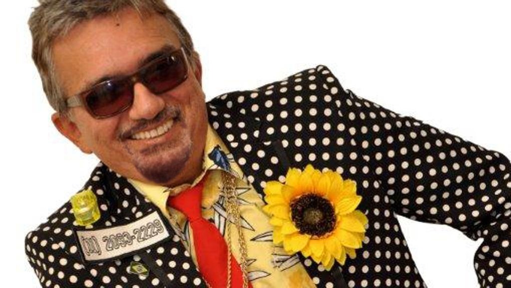 O cantor Falcão se apresenta na abertura do evento.