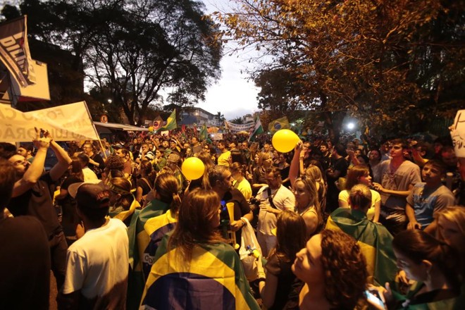 Curitibanos vão às ruas para protestar contra Lula e o governo Dilma nesta quinta-feira (17). Por volta das 21h30, por volta de 10 mil pessoas, segundo a PM, seguiram em direção à Justiça Federal em Curitiba, conduzidos por dois caminhões. Foto: | Pedro Serapio/Gazeta do Povo