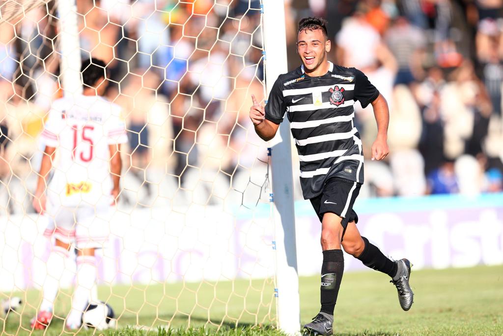 O garoto Maycon, de 18 anos, comemora seu primeiro gol como profissional. | Thiago Calil/Photo Press/Folhapress
