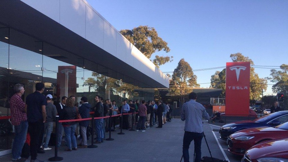 Fila em concessionária da Austrália: clientes pagam US$ 1 mil sem poder ver o carro da Tesla. | Reprodução Twitter