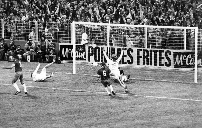 Cruyff - ao chão - após marcar o gol da vitória sobre o Brasil na semifinal da Copa de 1974. | MONICA ANDRADE/ARQUIVO