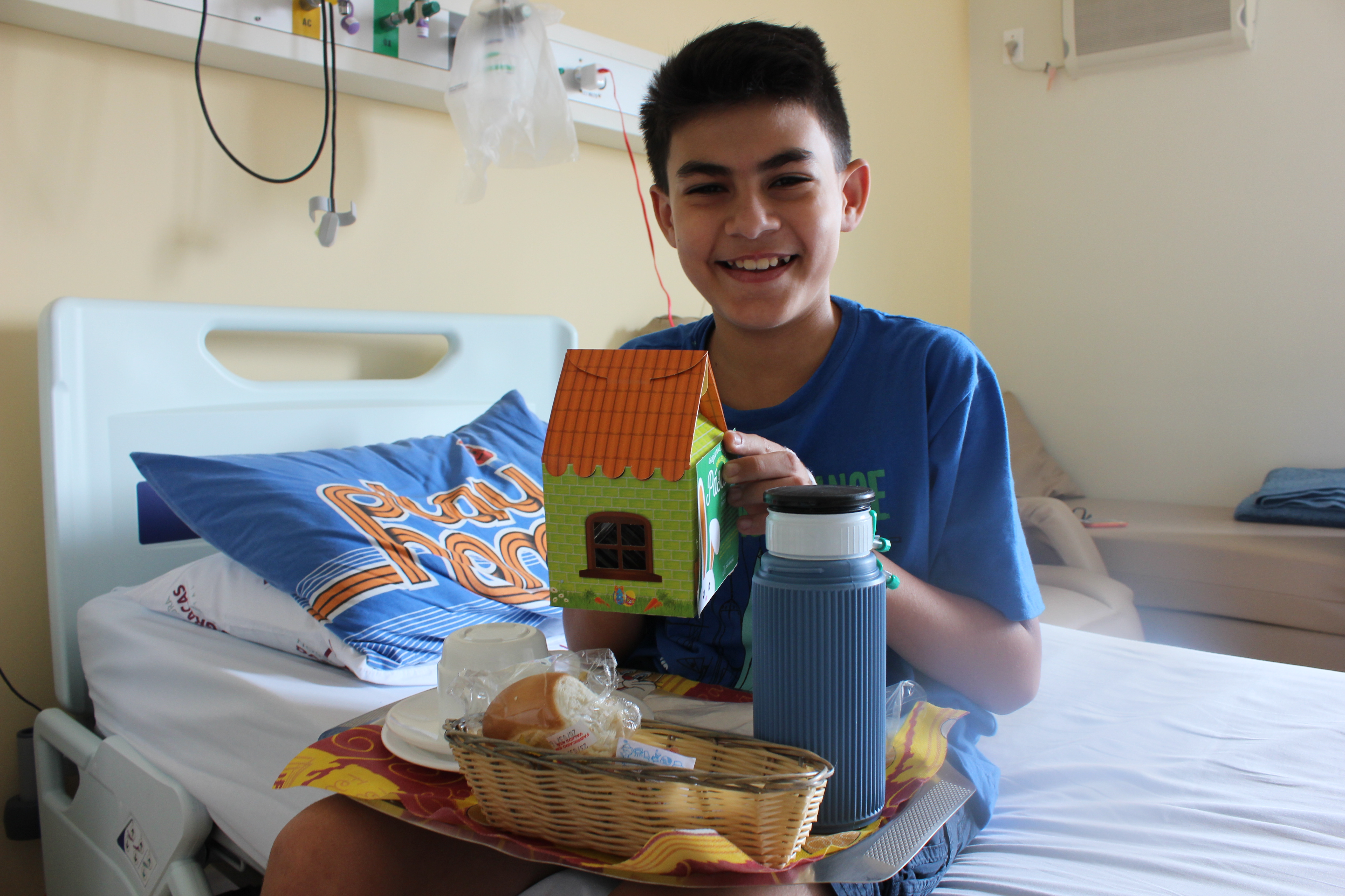 Leonardo Flizikowski Nagao, 11 anos, recebe o agrado do “dia do chocolate” | Divulgação/HNSG