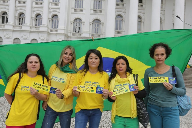 Organizadores do protesto em Curitiba faziam os últimos preparativos na manhã deste domingo | Giuliano Gomes/Gazeta do Povo