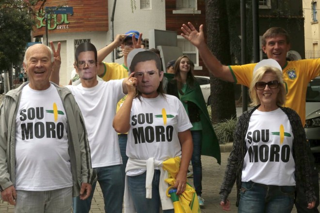 Com camisetas e máscaras, manifestantes demonstram apoio ao juiz federal Sérgio Moro em Curitiba | Pedro Serapio/Gazeta do Povo