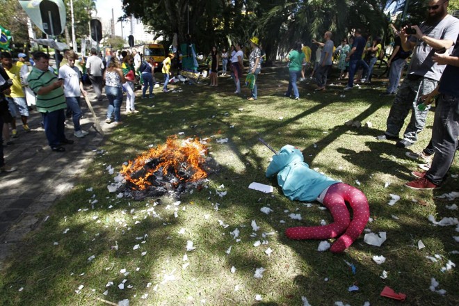 O grupo de cerca de 50 pessoas “malhou” bonecos representando a presidente Dilma Rousseff e o ex-presidente Luiz Inácio Lula da Silva. | Jonathan Campos/Gazeta do Povo