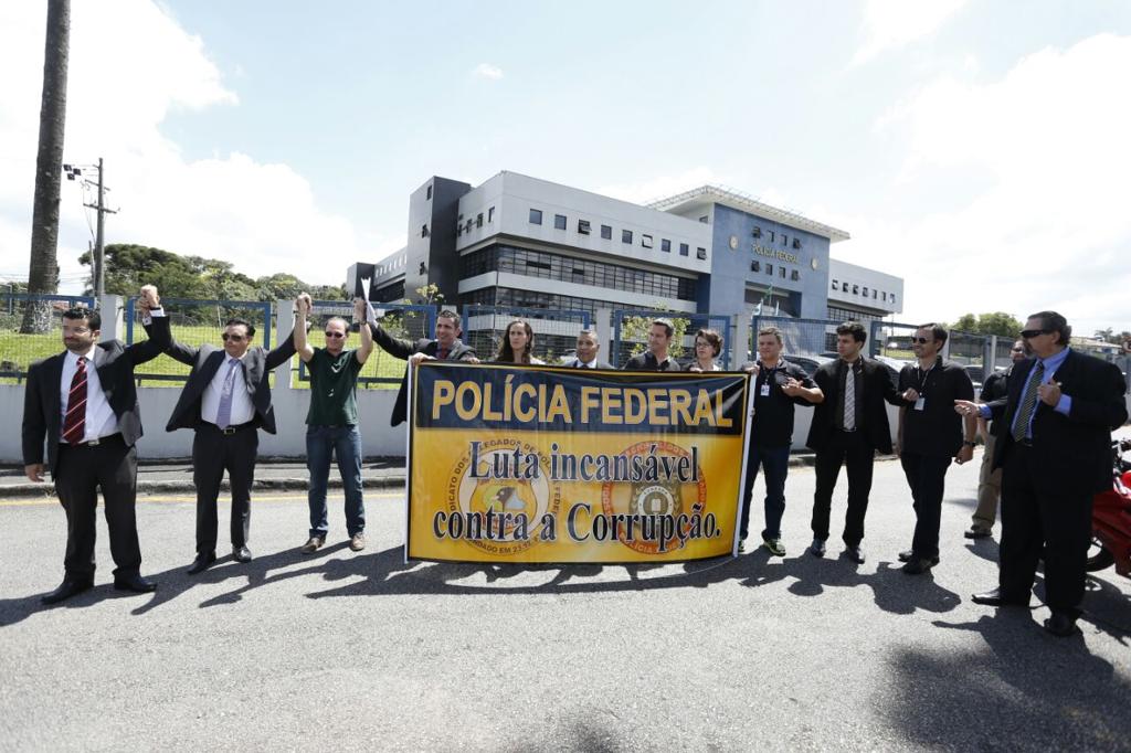 Delegados deram “abraço “simbólico na sede da PF em Curitiba. | HenryMilléo /Gazeta do Povo