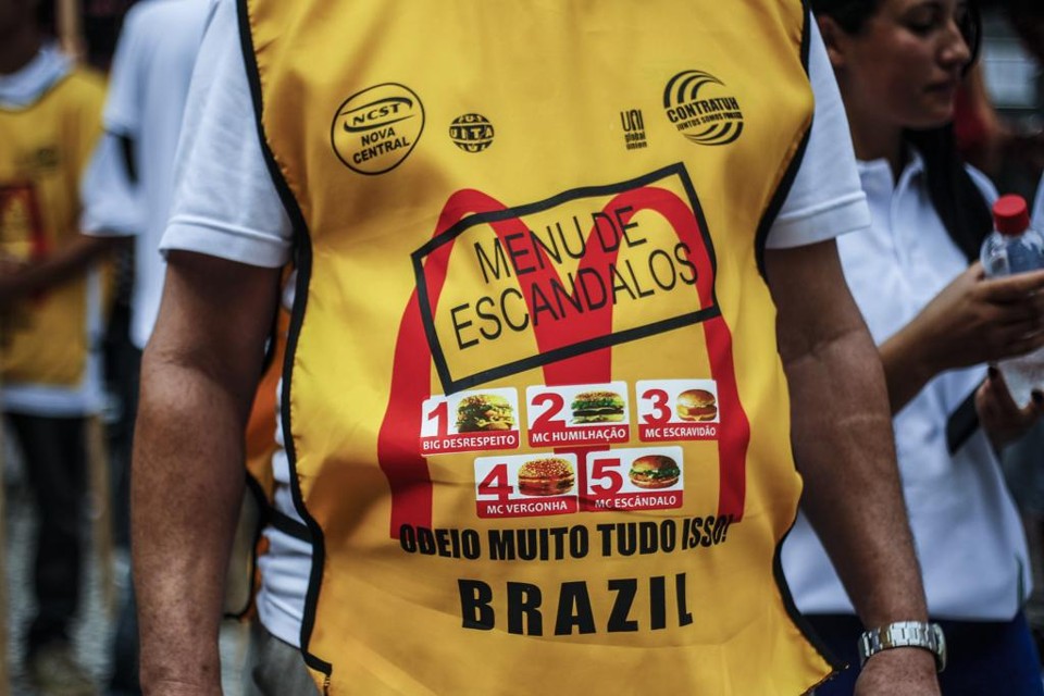 Trabalhador do McDonald’s protesta contra rede de fast-food em protesto no Centro de Curitiba em 2014 | Daniel Castellano /Gazeta do Povo