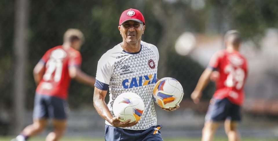 O técnico Cristóvão Borges tem o aval da presidência do Atlético, apesar das constantes críticas por parte da torcida. | Daniel Castellano/Gazeta do Povo