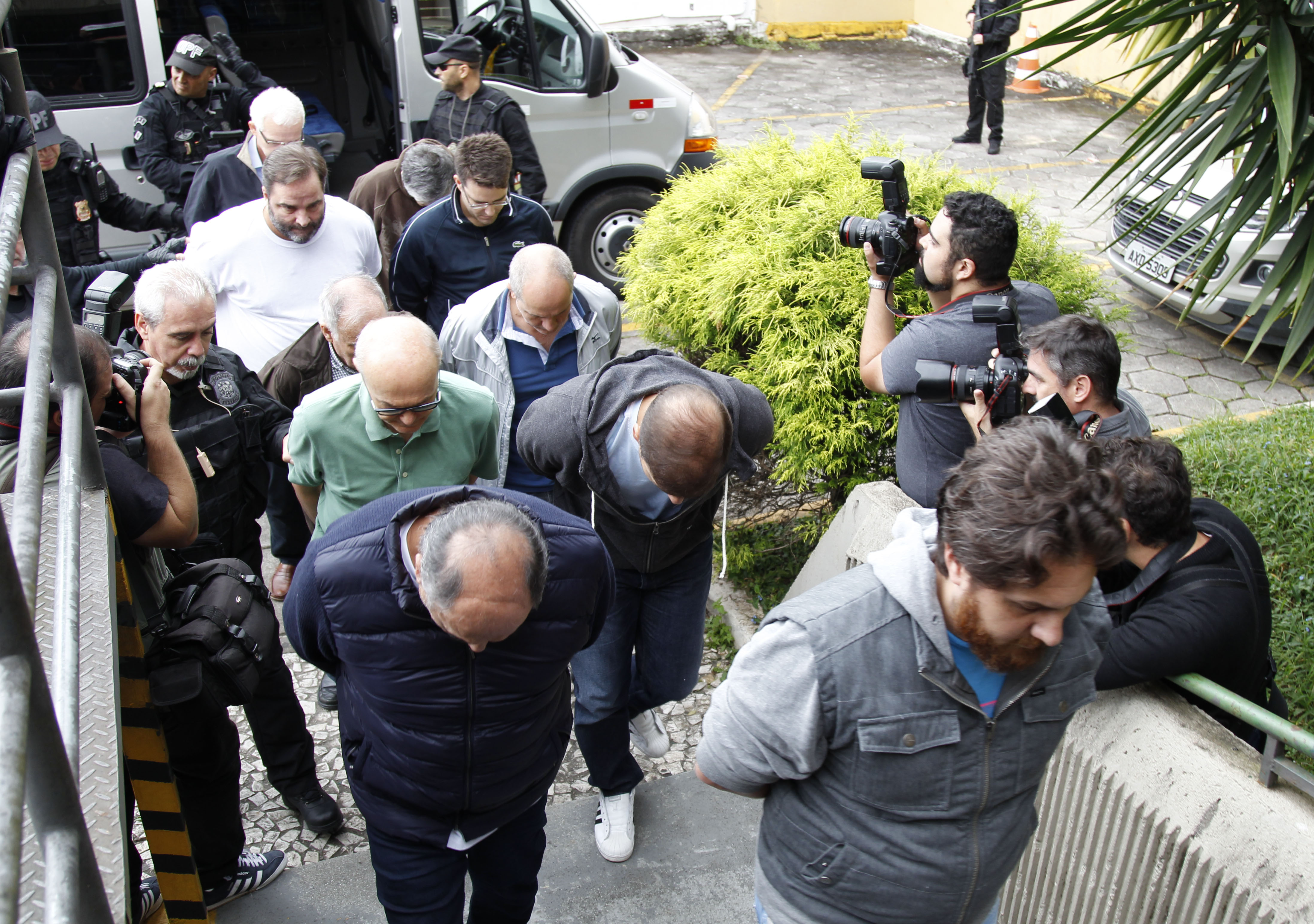 Presos pela Lava Jato na 26.ª fase chegam para fazer exames no IML. | Aniele Nascimento/Gazeta do Povo