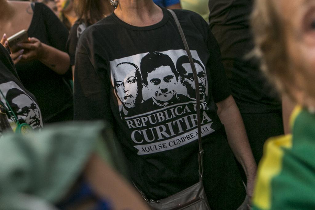Manifestantes não perderam tempo e já saíram às ruas com camisetas remetendo à “República de Curitiba”. | Marcelo Andrade/Gazeta do Povo