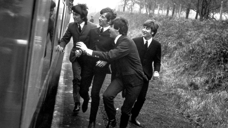 “A Hard Day’s Night” mostra o quarteto fugindo de fãs histéricas | Divulgação/