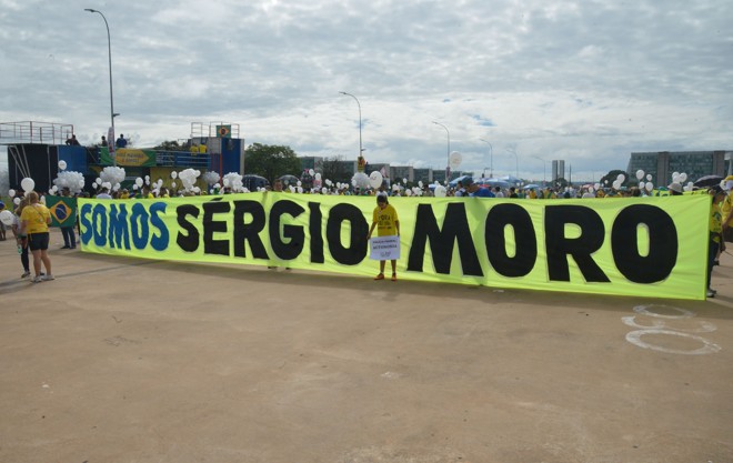 A frase “somos todos Sérgio Moro” também foi exibi em cartaz em Brasília. Foto: | Wilson Dias/Agência Brasil
